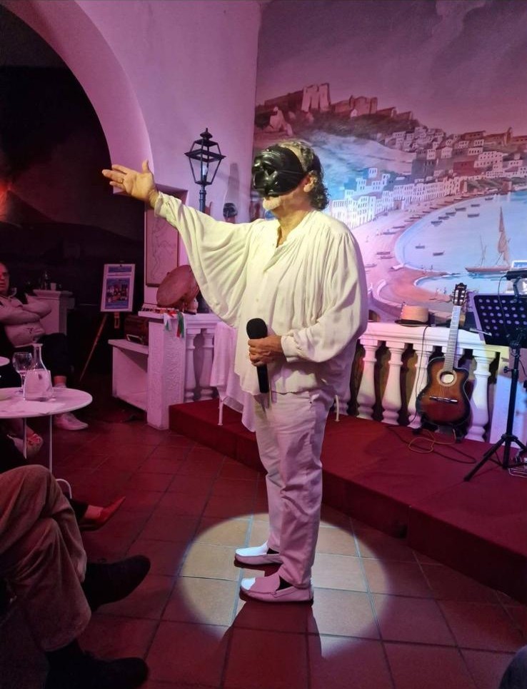 Attori durante uno spettacolo